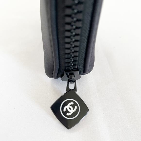 CHANEL Black Beauty Pouch Makeup Clutch and CHANEL Le Lift Serum - Picture 6 of 12